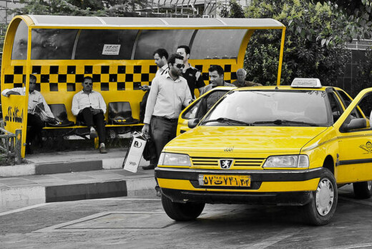نصب برچسب‌های دو نرخی در تاکسی‌های تهران
