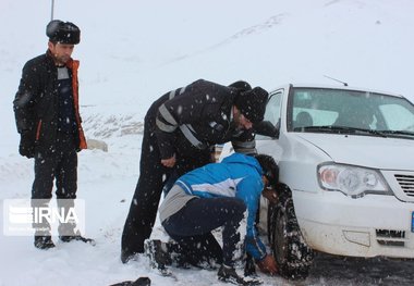 بارش برف تردد در جاده‌های کوهستانی گلستان را دشوار کرد