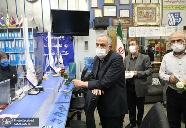 تصاویر/ حضور مسجد جامعی در کتابفروشی حافظ و اهدای گل به همسایگان آن