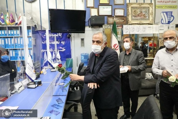 تصاویر/ حضور مسجد جامعی در کتابفروشی حافظ و اهدای گل به همسایگان آن