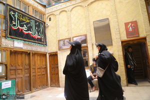 حضور زائران در بیت تاریخی حضرت امام در نجف در روزهای منتهی به اربعین