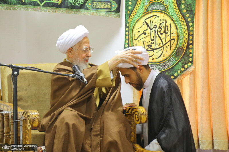 مراسم عمامه گذاری طلاب روز ولادت پیامبر اکرم (ص) و امام جعفر صادق (ع) در بیوت مراجع
