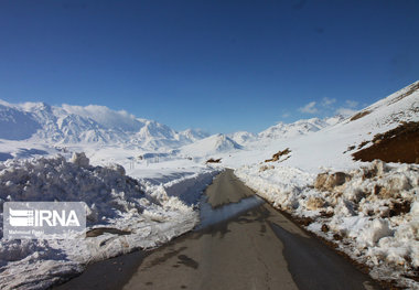 امدادرسانی هلال احمر اندیمشک به خانوارهای روستایی گرفتار در برف