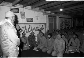 تصاویری کمتر دیده شده از حضور رهبر شهید انقلاب در مناطق جنگی