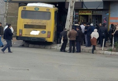 3 مصدوم در  برخورد اتوبوس با یک قنادی در شهرک مینودر