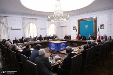 نشست رئیس‌جمهور پزشکیان با فعالان اصناف و بازاریان پس از اعتراضات روز دوشنبه 8 دی 1404/ اتخاذ 4 تصمیم مهم دولت و مجلس برای حمایت از بازار و فعالان اقتصادی