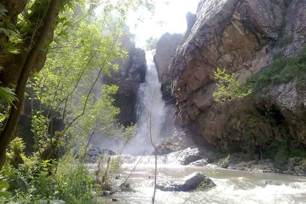 آبشاری با دو طبقه پنهان در آذربایجان غربی
