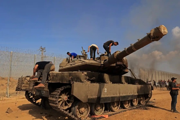  هاآرتس: مبارزان فلسطینی منطقه ای وسیع و مراکز نظامی را به تصرف در آوردند
