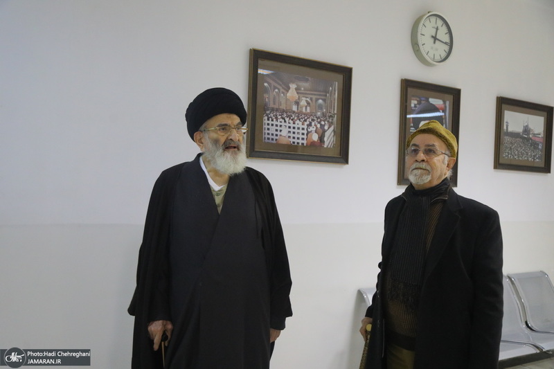 مراسم اهدای نسخه‌های خطی کتابخانه مرحوم آیت الله شاه آبادی به کتابخانه مرحوم آیت الله العظمی مرعشی نجفی