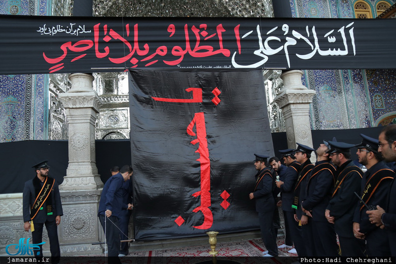 تعویض پرچم گنبد حرم مطهر حضرت معصومه(س) در آغاز ماه محرم