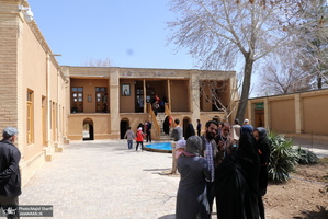 بازدید مسافران نوروزی از بیت تاریخی حضرت امام خمینی (س) در خمین