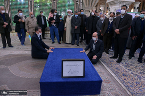 تجدید میثاق وزیر و کارکنان وزارت نیرو با آرمان‌های حضرت امام خمینی(س)