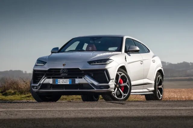 لامبورگینی ۲۶۵ هزار یورویی، هدیه لاکچری رونالدو به پسر ۱۵ساله‌اش