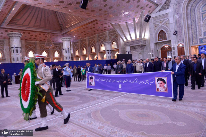 تجدید میثاق رئیس و جمعی از کارکنان بنیاد مستضعفان با آرمان های حضرت امام خمینی (س)