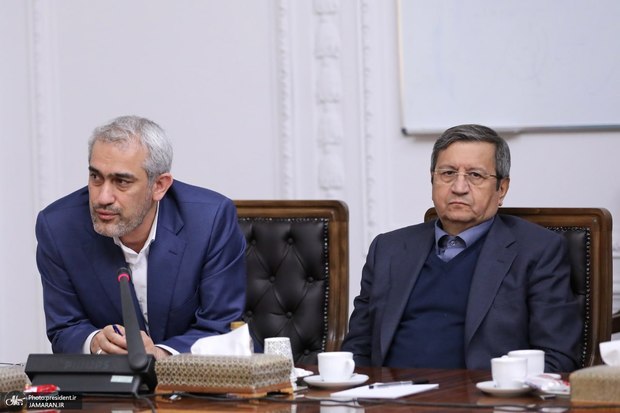 همتی در جلسه ای دولتی حاضر شد + عکس