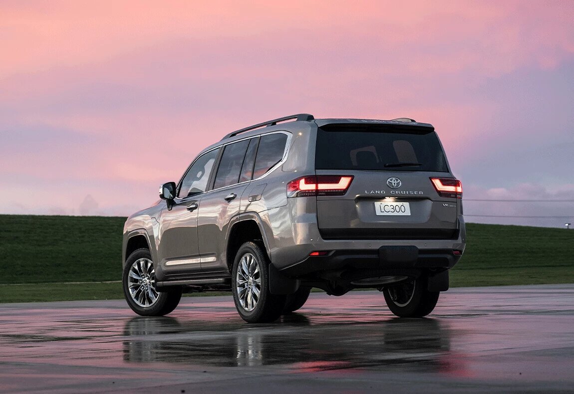 مقایسه تویوتا لندکروزر واقعی با لندکروز چینی/ لندکروزر ۳۰۰ بهتر است یا تانک ۵۰۰؟