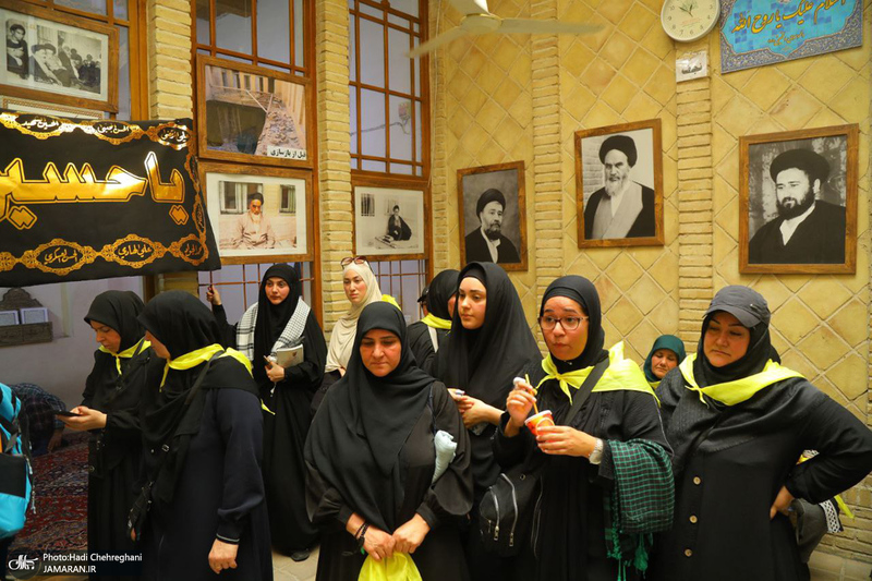 حضور زائران در بیت تاریخی حضرت امام در نجف در روزهای منتهی به اربعین