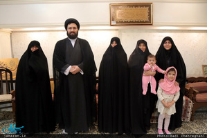 دیدار سید علی خمینی با خانواده شهیدان مهدی زین الدین و محمد جواد دل آذر