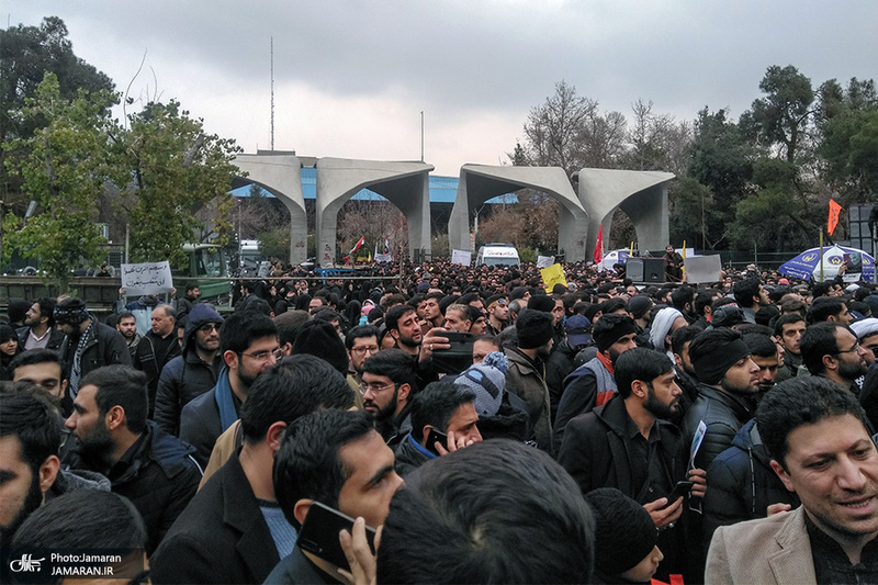 تجمع دانشجویان دانشگاه تهران در اعتراض به جنایت اخیر آمریکا و شهادت سردار سلیمانی