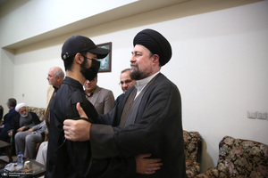 اقامه نمازسید حسن خمینی  بر پیکر شهید حیدری در حرم مطهر امام خمینی (س)