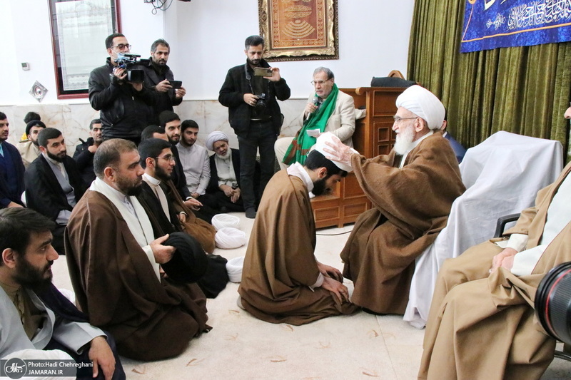 عمامه گذاری طلاب در روز عید مبعث توسط مراجع عظام تقلید‎‎