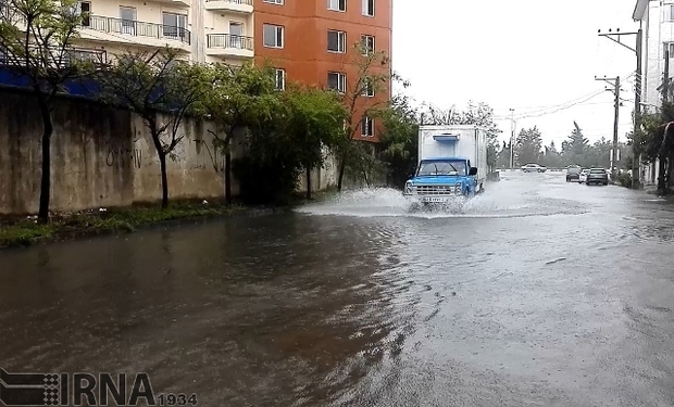 ادامه باران و آبگرفتگی معابر در آستارا