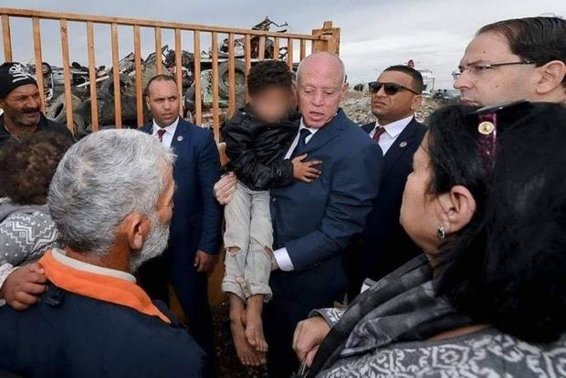 کودک زباله نشین در دستان رئیس جمهور تونس