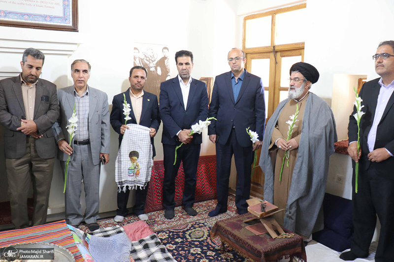 بازدید جمعی از کارکنان وزارت اقتصاد و دارایی استان مرکزی از بیت و زادگاه حضرت امام خمینی (س)