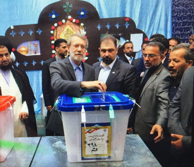 لاریجانی: حضور گسترده در انتخابات امنیت ایران را در منطقه افزایش می‌دهد