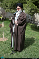 رهبر معظم انقلاب اسلامی دو اصله نهال میوه غرس کردند