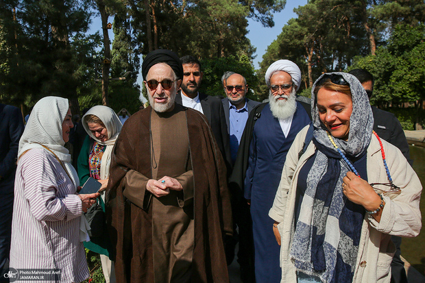 بازدید سید محمد خاتمی از باغ دولت آباد یزد و ابراز احترام گردشگران به رئیس جمهور پیشین ایران