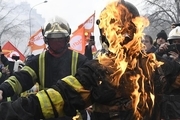 درگیری آتش نشانان معترض با پلیس فرانسه در پاریس+عکس