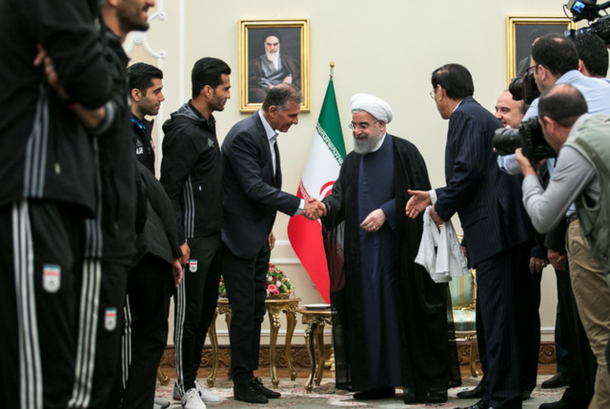 پیراهن شماره ۱۲ تیم ملی فوتبال به روحانی اهدا می شود