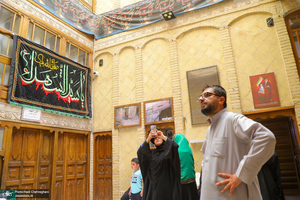 حضور زائران در بیت تاریخی حضرت امام در نجف در روزهای منتهی به اربعین