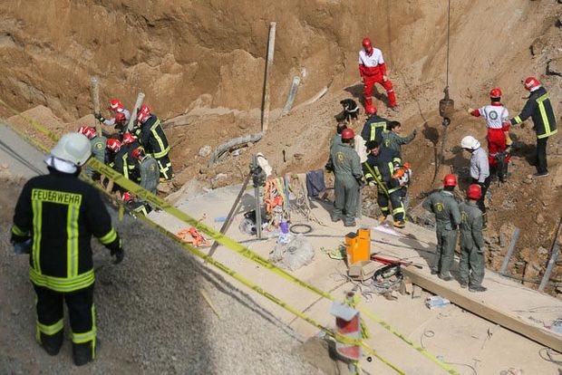 حادثه ریزش دیوار مترو قم؛ تا کنون یک تن از زیر آوار رهاسازی شده است/ انتقال 6 مصدوم به مراکز درمانی/ دو کارگر در زیر آوار هستند