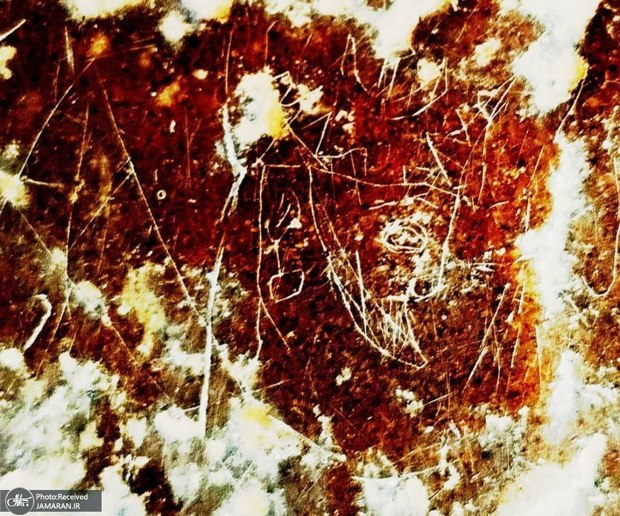 کشف نگاره‌ی سوزنی یکی از شاهان ساسانی در صخره‌های شهر استخر + عکس