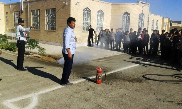 دانش آموزان مهریز با نحوه اطفای حریق در مدرسه آشنا شدند