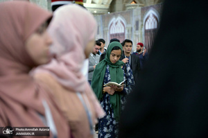 ادای احترام شرکت‌کنندگان در مسابقات بین‌المللی قرآن کریم نسبت به امام خمینی(س)