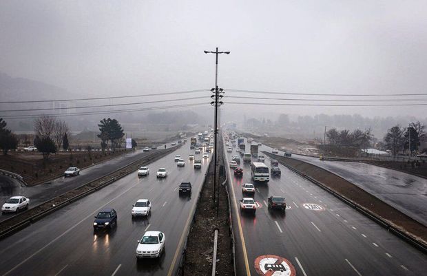 باران سطح جاده‌های زنجان را لغزنده کرده است