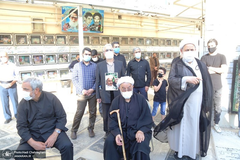 مزار آیت الله العظمی صانعی(ره) در اولین پنج شنبه رحلت ایشان