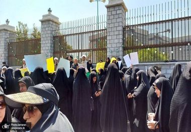  نماینده کاشمر: شنیده ام افرادی که جلوی مجلس برای ابلاغ قانون حجاب تجمع کرده‌اند، پول می گیرند! - حمید رسایی: بیجا می‌کنی شنیده را بازگو می‌کنی آنهم از تریبون مقدس مجلس