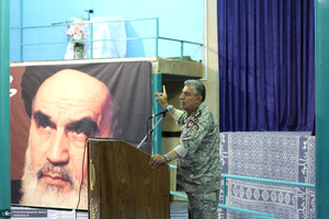 بازدید جمعی از کارکنان بنیاد تعاون وزارت دفاع از بیت امام خمینی در جماران