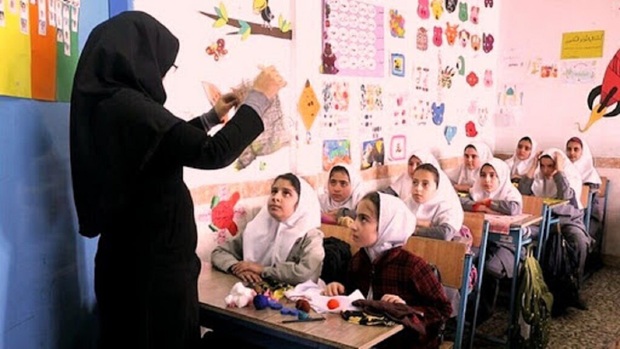 معضل کمبود نیروی انسانی در مدارس و خطر بازماندگی از تحصیل: کمبود حدود 300 هزار معلم در کشور وجود دارد/ هرچه بیشتر به سمت روستا می‌رویم، کمبود معلم مشهودتر است/  استانداردهای جمعیتی کلاس‌های درس رعایت نمی‌شود
