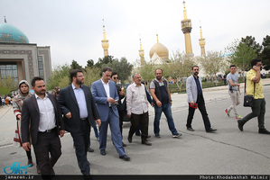 بازدید احمد مسجد جامعی از نمایشگاه «عطر یاس» در حرم مطهر امام خمینی(س)-2