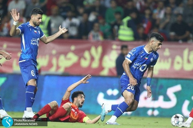 مدافع استقلال باید اخراج می شد!