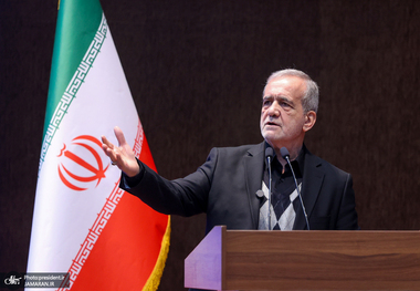 پزشکیان خطاب به دانشجویان: رفتن ساده است ولی می‌توانید بمانید و ایران را بسازید/ آینده جایی است که شما می‌خواهید نه جایی که من می‌گویم/ هر کس مدعی است می‌تواند مشکلی را حل کند بیاید نوکری می‌کنیم+عکس