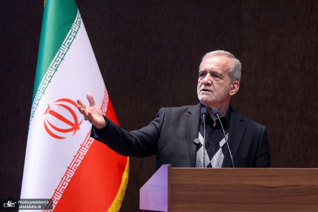 پزشکیان خطاب به دانشجویان: رفتن ساده است ولی می‌توانید بمانید و ایران را بسازید/ آینده جایی است که شما می‌خواهید نه جایی که من می‌گویم/ هر کس مدعی است می‌تواند مشکلی را حل کند بیاید نوکری می‌کنیم+عکس