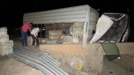 کامیون حامل بار مرغ زنده در مسیر زنجان واژگون شد و راننده فوت کرد