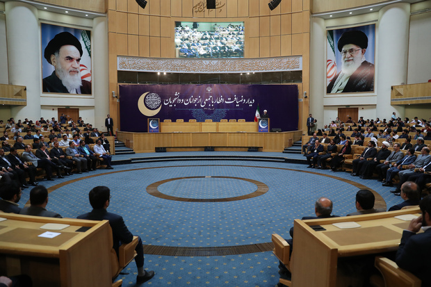 رئیس جمهور روحانی: عده ای نمی توانند آستانه تحملشان را بالا ببرند/ اگر همدیگر را تحمل کنیم، آن وقت در جامعه ‏به خوبی افکار و اندیشه های مختلف را تحمل می کنیم