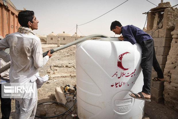 خیران گلستانی۱۱ تانکر آب آشامیدنی به مناطق محروم نیمروز اهدا کردند